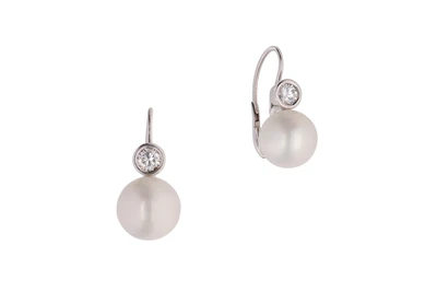 Coppia di orecchini con perle coltivate e diamanti - Asta Preziosi Coppia di orecchini con perle coltivate e diamanti - Asta Preziosi