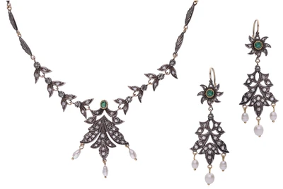 Demi parure con diamanti, smeraldi e perle - Asta Preziosi Demi parure con diamanti, smeraldi e perle - Asta Preziosi