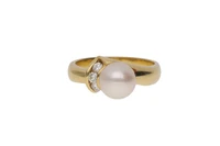 Anello con diamanti e perla coltivata - Asta Preziosi Anello con diamanti e perla coltivata - Asta Preziosi