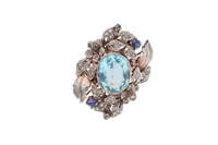 Anello con pietra azzurra, zaffiri e diamanti - Asta Preziosi Anello con pietra azzurra, zaffiri e diamanti - Asta Preziosi