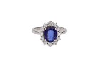 Anello con pietra blu e diamanti - Asta Preziosi Anello con pietra blu e diamanti - Asta Preziosi