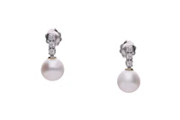Coppia di orecchini pendenti con perle coltivate e diamanti - Asta Preziosi Coppia di orecchini pendenti con perle coltivate e diamanti - Asta Preziosi