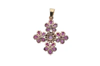 Pendente a forma di croce con diamanti e rubini - Asta Preziosi Pendente a forma di croce con diamanti e rubini - Asta Preziosi