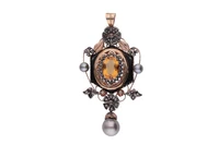 Pendente con diamanti, perle coltivate e pietre - Asta Preziosi Pendente con diamanti, perle coltivate e pietre - Asta Preziosi