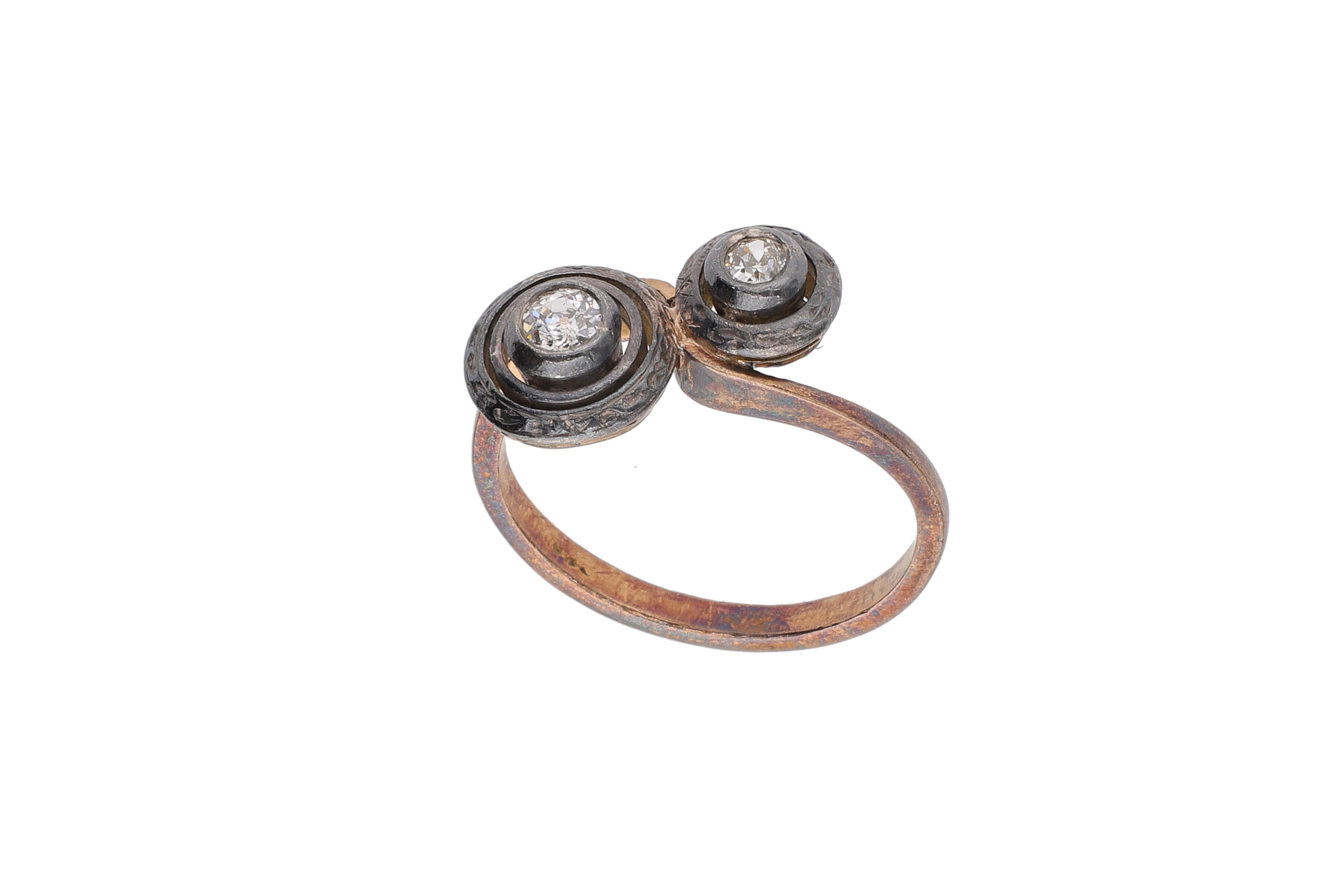 Anello contrarie' con diamanti - Asta Preziosi