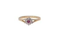 Anello con diamanti e piccolo rubino - Asta Preziosi Anello con diamanti e piccolo rubino - Asta Preziosi