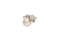 Anello con diamanti e perla coltivata - Asta Preziosi Anello con diamanti e perla coltivata - Asta Preziosi