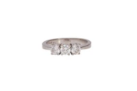 Anello trilogy con diamanti - Asta Preziosi Anello trilogy con diamanti - Asta Preziosi