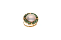 Anello con perla mabe' e smeraldi - Asta Preziosi Anello con perla mabe' e smeraldi - Asta Preziosi