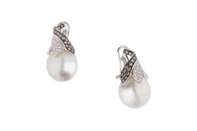 Coppia di orecchini con perle coltivate e diamanti - Asta Preziosi Coppia di orecchini con perle coltivate e diamanti - Asta Preziosi