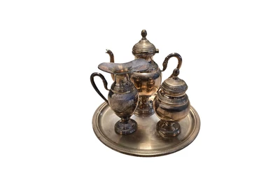 Set composto da piatto, caffettiera, lattiera e zuccheriera - Asta Preziosi Set composto da piatto, caffettiera, lattiera e zuccheriera - Asta Preziosi