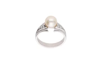 Anello con diamanti e perla coltivata - Asta Preziosi Anello con diamanti e perla coltivata - Asta Preziosi