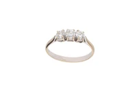 Anello trilogy con diamanti - Asta Preziosi Anello trilogy con diamanti - Asta Preziosi