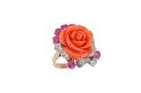 Anello con corallo, rubini, diamanti e pietre - Asta Preziosi Anello con corallo, rubini, diamanti e pietre - Asta Preziosi
