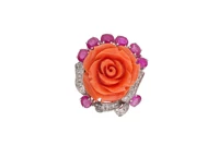 Anello con corallo, rubini, diamanti e pietre - Asta Preziosi Anello con corallo, rubini, diamanti e pietre - Asta Preziosi