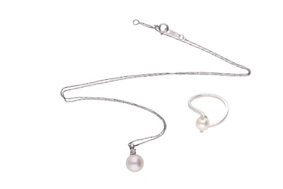 Anello e collier con diamanti e perle coltivate - Asta Preziosi Anello e collier con diamanti e perle coltivate - Asta Preziosi