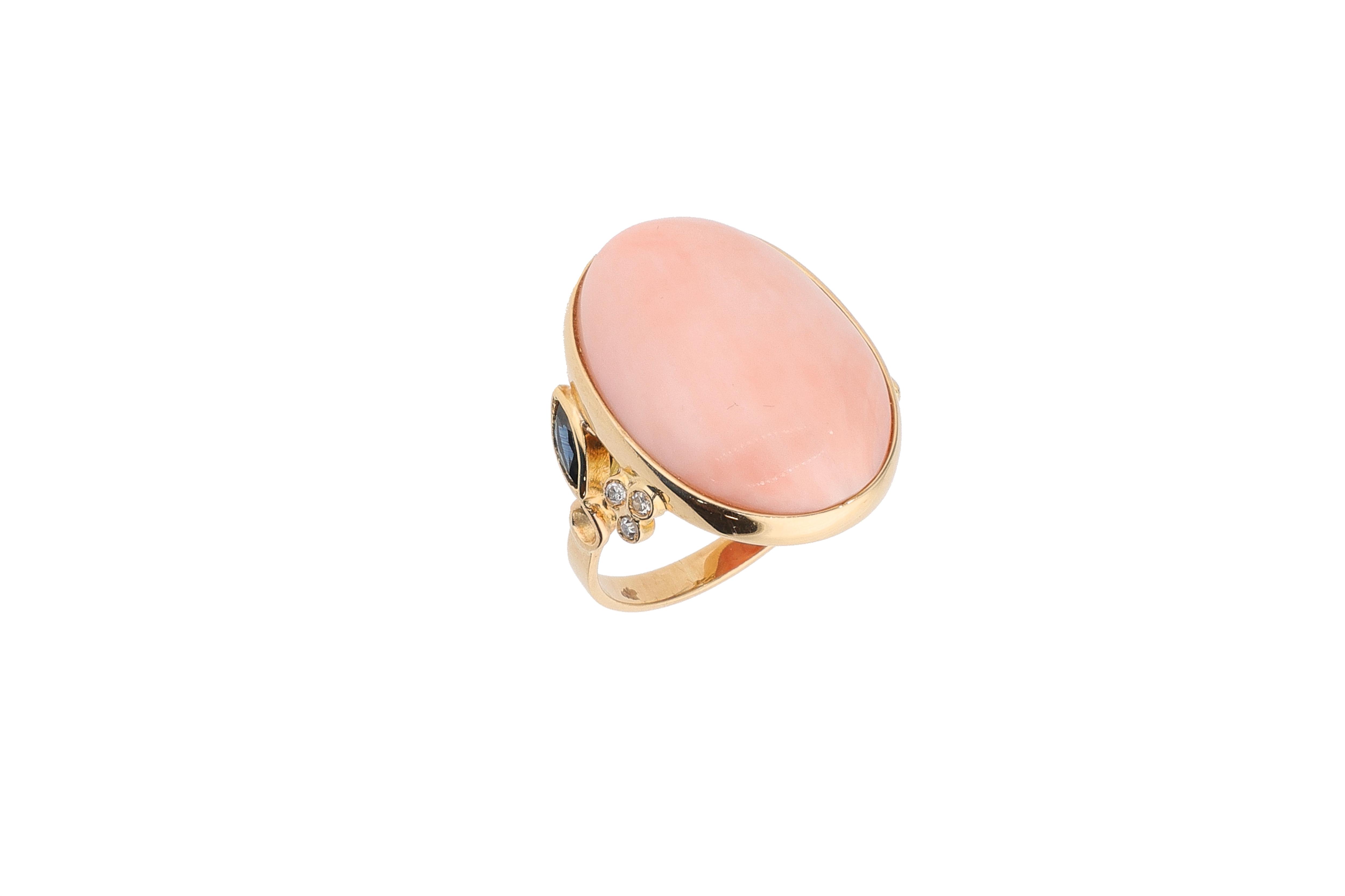 Anello con corallo, zaffiri e diamanti - Asta Preziosi