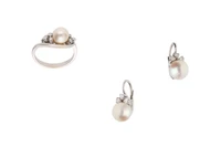 Anello e orecchini con perle coltivate e diamanti - Asta Preziosi