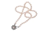 Collana di perle coltivate e piccoli smeraldi - Asta Preziosi