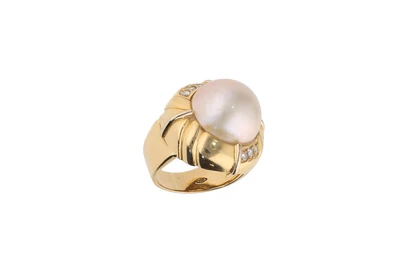 Anello con perla mabe' e diamanti - Asta Preziosi Anello con perla mabe' e diamanti - Asta Preziosi