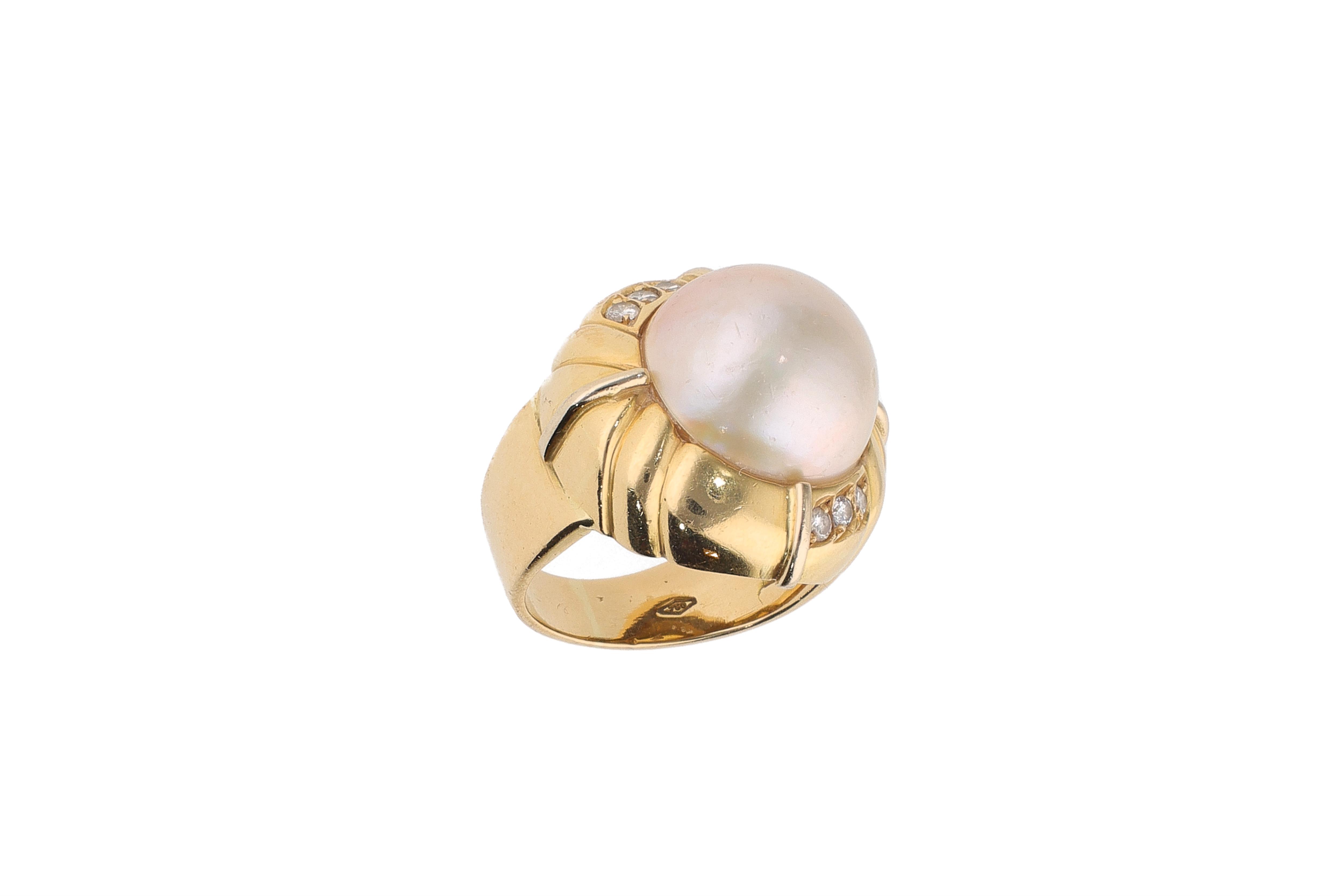 Anello con perla mabe' e diamanti - Asta Preziosi Anello con perla mabe' e diamanti - Asta Preziosi