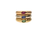 Anello con rubino, zaffiro e smeraldo - Asta Preziosi