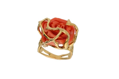 Anello con corallo a forma di rosa - Asta Preziosi