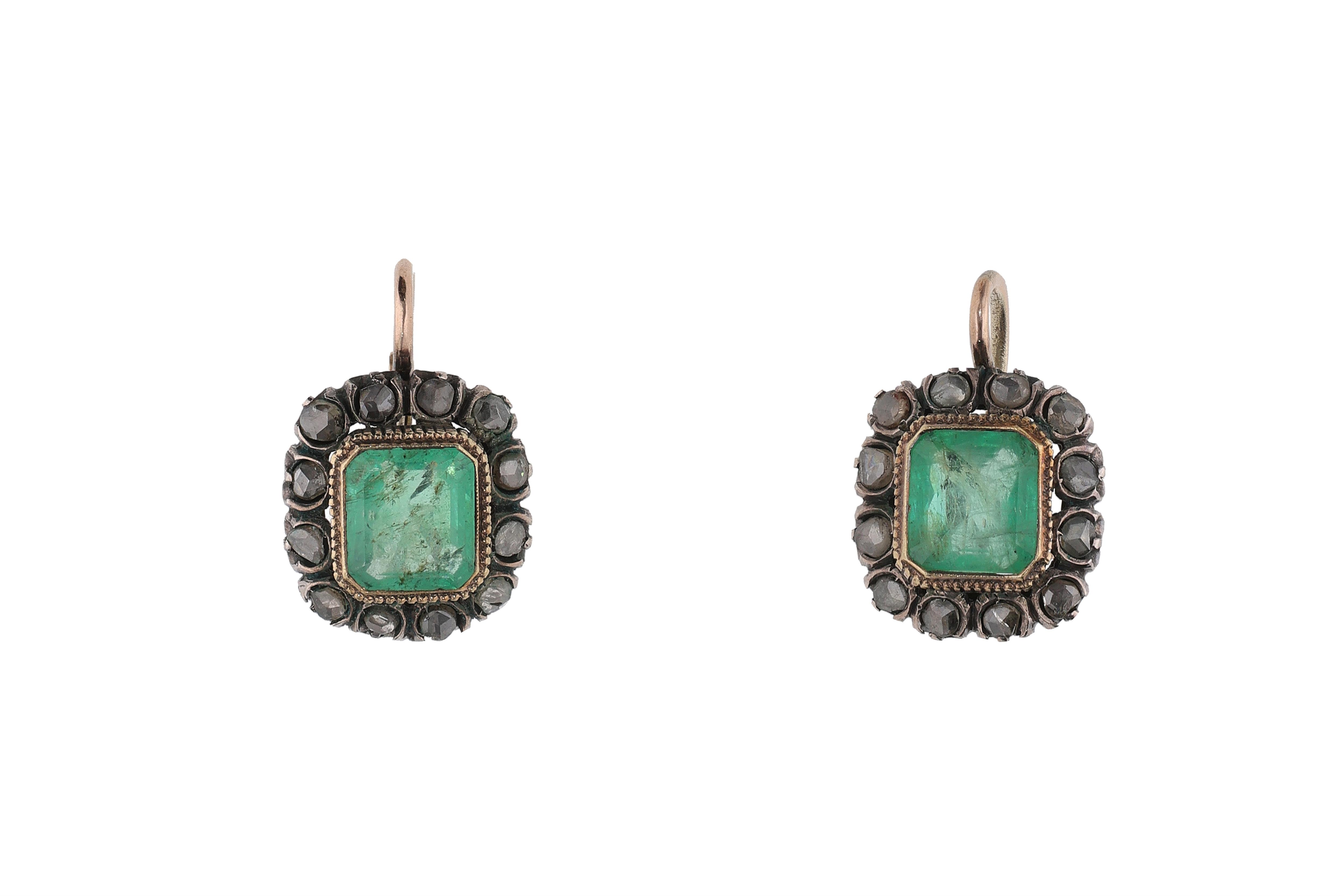 Paio di orecchini in stile antico con smeraldi e diamanti - Asta Preziosi
