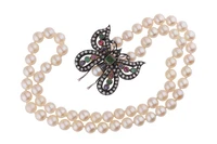 Collana di perle coltivate con diamanti, rubini, zaffiri e smeraldi - Asta Preziosi