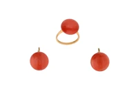 Anello e paio di orecchini con bottoni di corallo - Asta Preziosi Anello e paio di orecchini con bottoni di corallo - Asta Preziosi