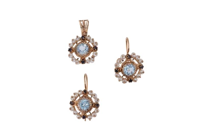 Paio di orecchini e pendente con microperle e pietre - Asta Preziosi Paio di orecchini e pendente con microperle e pietre - Asta Preziosi