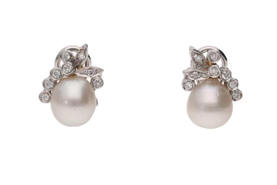 Paio di orecchini con perle coltivate e diamanti - Asta Preziosi Paio di orecchini con perle coltivate e diamanti - Asta Preziosi