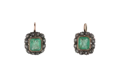 Paio di orecchini in stile antico con smeraldi e diamanti - Asta Preziosi Paio di orecchini in stile antico con smeraldi e diamanti - Asta Preziosi