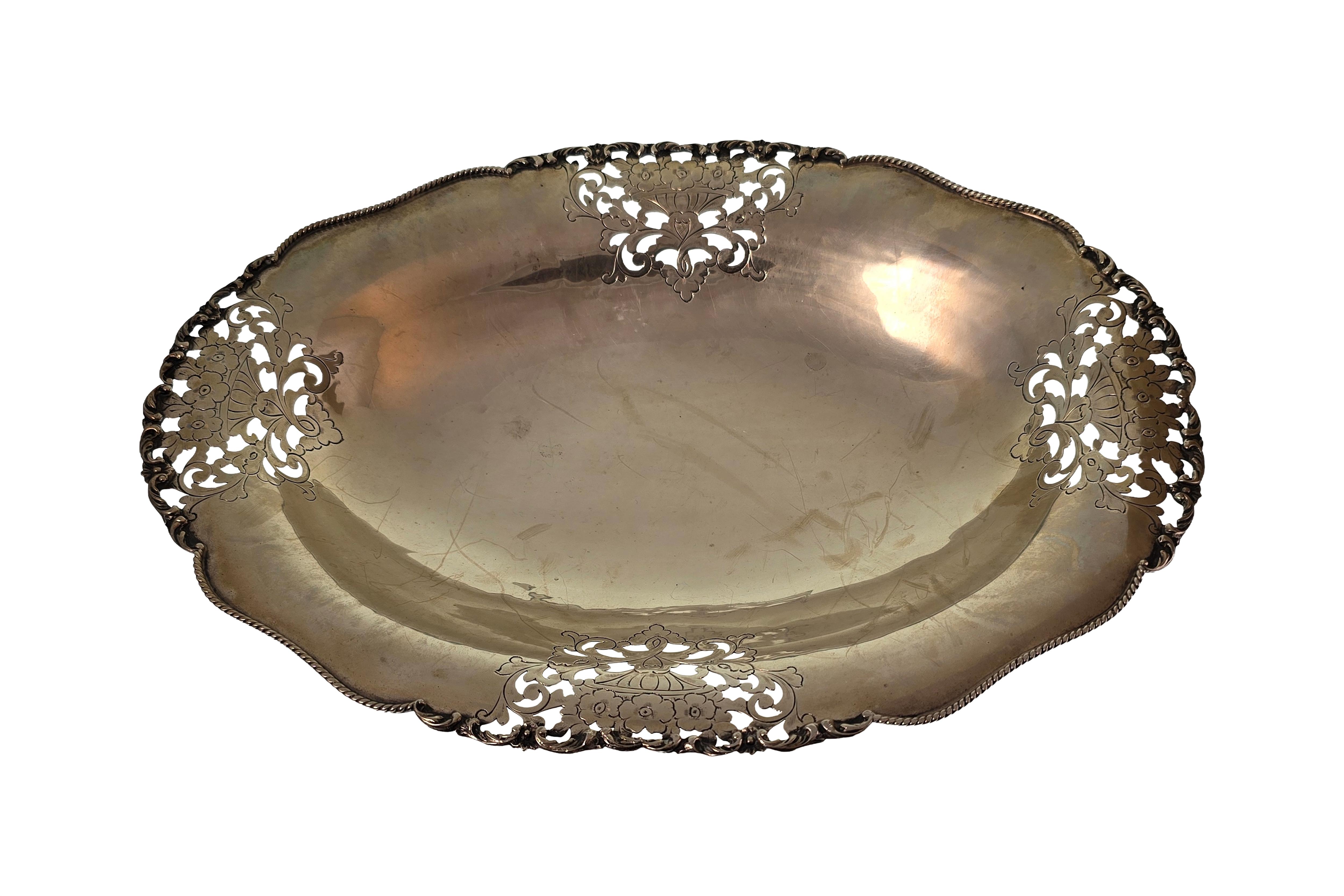 Centro con decori floreali - Asta Preziosi