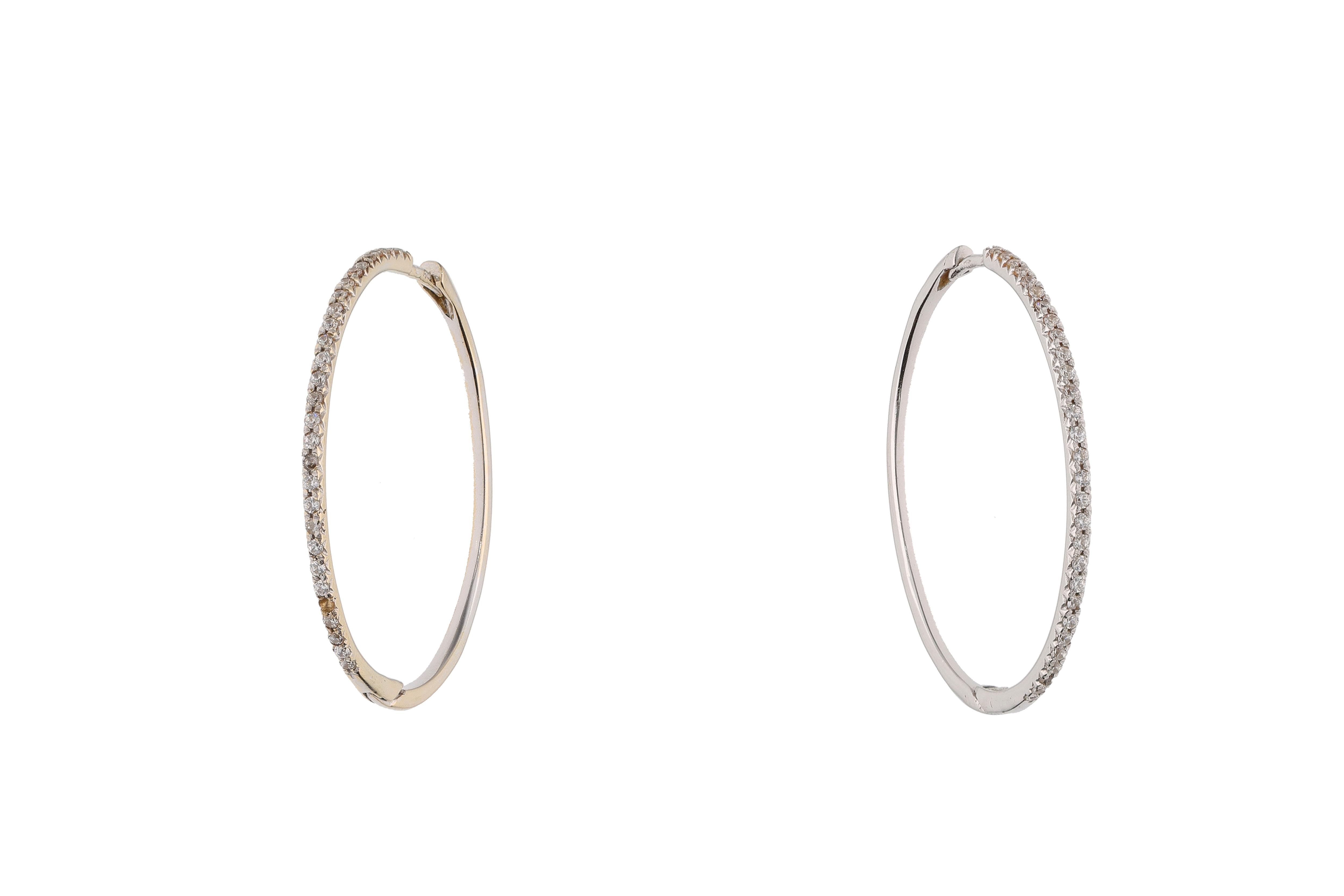 Paio di orecchini a cerchio con pietre incolore - Asta Preziosi