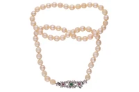 Collana di perle coltivate, smeraldo e rubini - Asta Preziosi