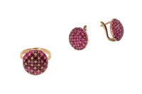 Anello e paio di orecchini con pietre rosse - Asta Preziosi