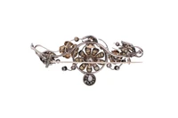 Spilla con diamanti, microperle e smalto - Asta Preziosi