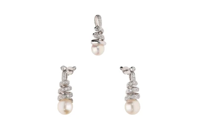 Demi parure, paio di orecchini pendenti e ciondolo con diamanti e perle coltivate - Preziosi Online Demi parure, paio di orecchini pendenti e ciondolo con diamanti e perle coltivate - Preziosi Online