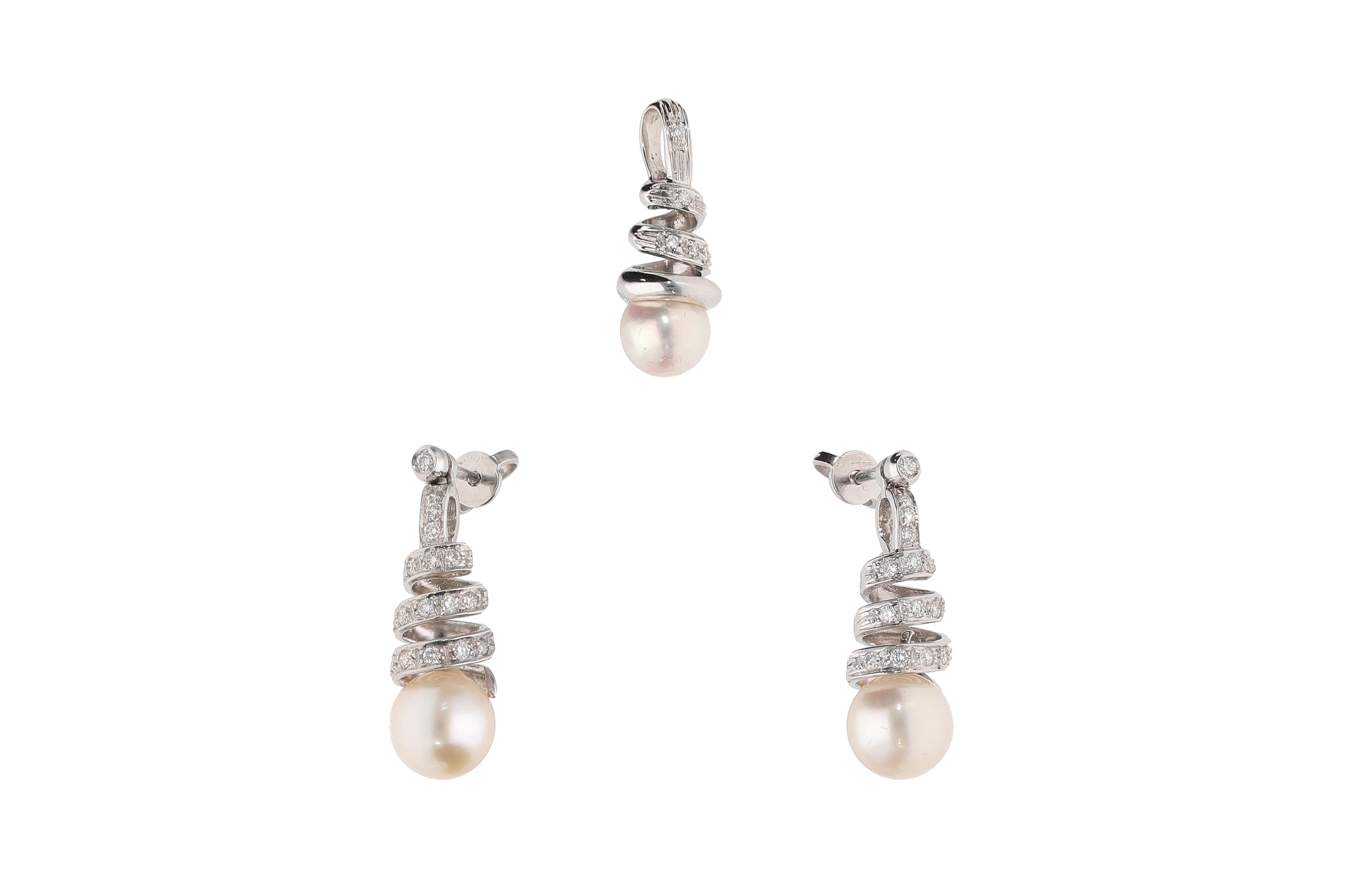 Demi parure, paio di orecchini pendenti e ciondolo con diamanti e perle coltivate - Preziosi Online Demi parure, paio di orecchini pendenti e ciondolo con diamanti e perle coltivate - Preziosi Online