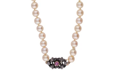 Collana di perle coltivate con pietra rossa e diamanti - Asta Preziosi