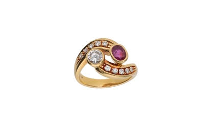 Anello contrarie' con diamanti e rubino - Asta Preziosi
