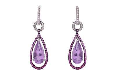Paio di orecchini con diamanti e pietra viola a goccia montata su motivo ornato da pietre rosa - Asta Preziosi