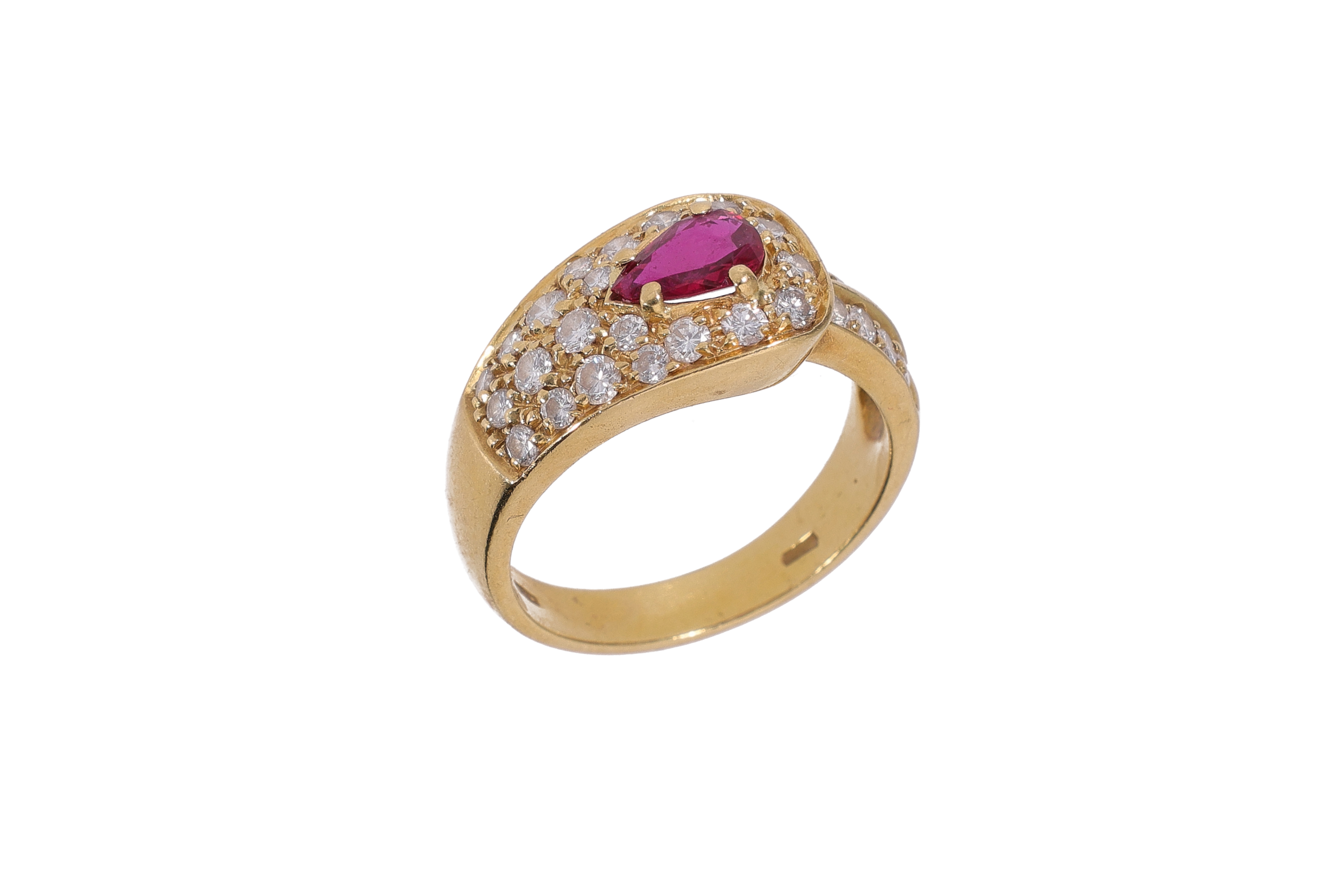 Anello con diamanti e pietra rossa - Asta Preziosi