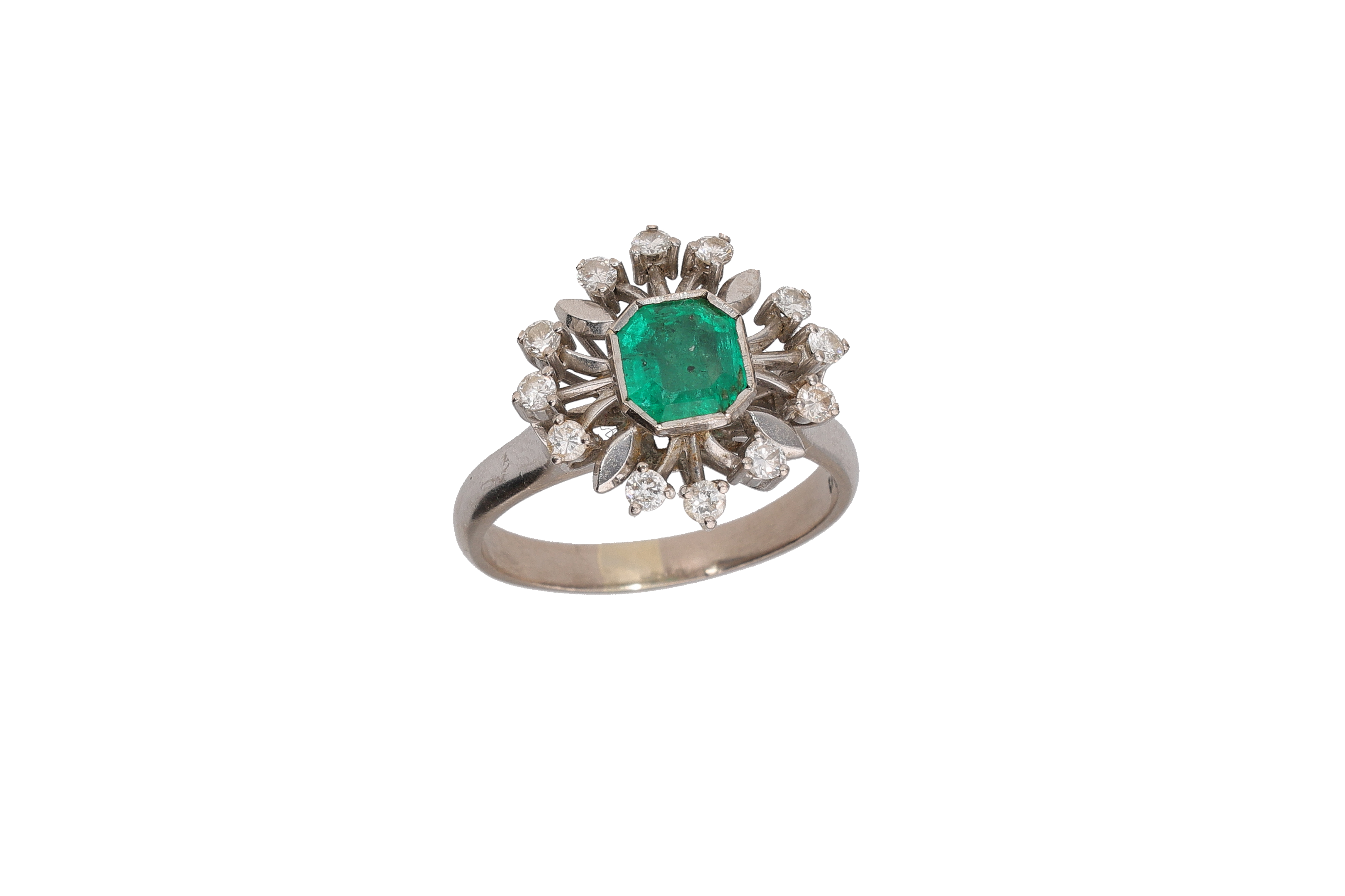 Anello con smeraldo centrale e cornice di diamanti, - Asta Preziosi