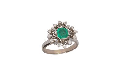 Anello con smeraldo centrale e cornice di diamanti, - Asta Preziosi Anello con smeraldo centrale e cornice di diamanti, - Asta Preziosi