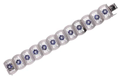 Bracciale realizzato a elementi mobili con margherite di diamanti e zaffiri - Asta Preziosi Bracciale realizzato a elementi mobili con margherite di diamanti e zaffiri - Asta Preziosi