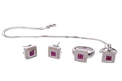 Parure composta da anello, collana e paio di orecchini con diamanti e rubini - Asta Preziosi Parure composta da anello, collana e paio di orecchini con diamanti e rubini - Asta Preziosi