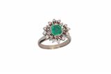Anello con smeraldo centrale e cornice di diamanti, - Asta Preziosi Anello con smeraldo centrale e cornice di diamanti, - Asta Preziosi