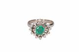 Anello con smeraldo centrale e cornice di diamanti, - Asta Preziosi Anello con smeraldo centrale e cornice di diamanti, - Asta Preziosi